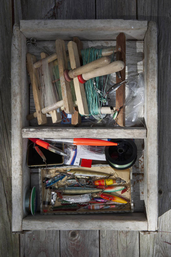 无人,竖图,俯视,室外,特写,白天,地板,静物,钓鱼竿,阴影,反射,木制,木盒,影子,地面,木地板,木制品,容器,储藏,渔具,储存,鱼饵,鱼线轮,卷线器,钓竿,鱼竿,彩图,高角度拍摄,钓鱼,贮存