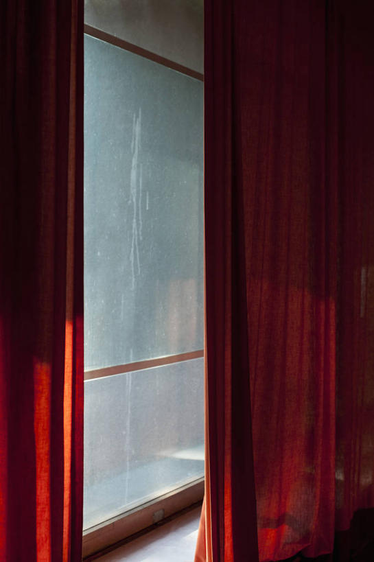 无人,竖图,室内,特写,白天,正面,窗户,窗帘,静物,阴影,装饰,反射,影子,背光,玻璃窗,红色,帘子,遮阳,华丽,修饰,点缀,逆光,衬托,美观,雅致,雅观,彩图