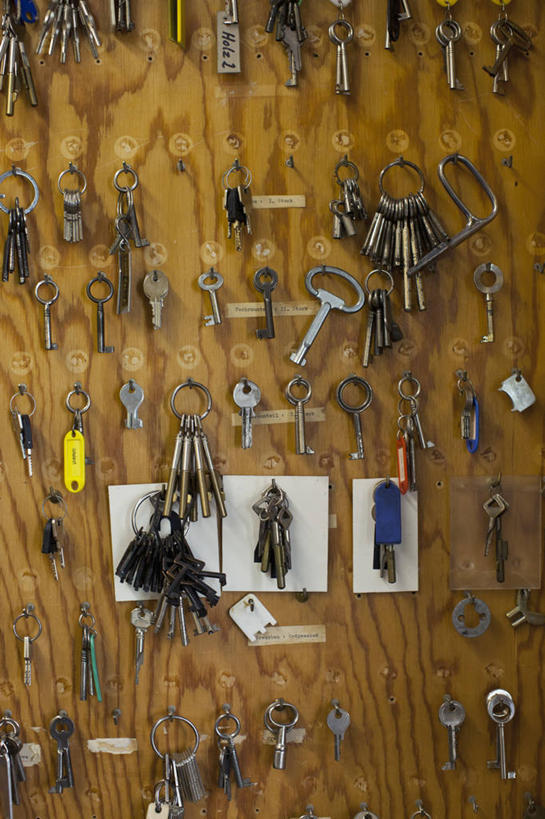 无人,竖图,室内,特写,白天,正面,安全,静物,许多,吊挂,连接,悬挂,阴影,装饰,反射,木制,钩子,影子,墙,防护,钥匙,钥匙圈,挂,墙壁,墙面,木制品,保护,华丽,修饰,点缀,吊钩,开启,封闭,钥匙链,保险,私密,钥匙扣,保全,周全,安稳,安定,防盗,衬托,美观,雅致,雅观,贯穿,连结,衔接,串连,平安,彩图,锁匙扣,钥匙挂