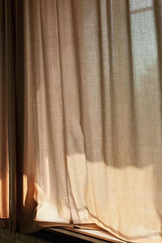 无人,竖图,室内,特写,白天,正面,窗户,窗帘,静物,阴影,装饰,反射,影子,褐色,玻璃窗,帘子,遮阳,华丽,修饰,点缀,衬托,美观,雅致,雅观,彩图