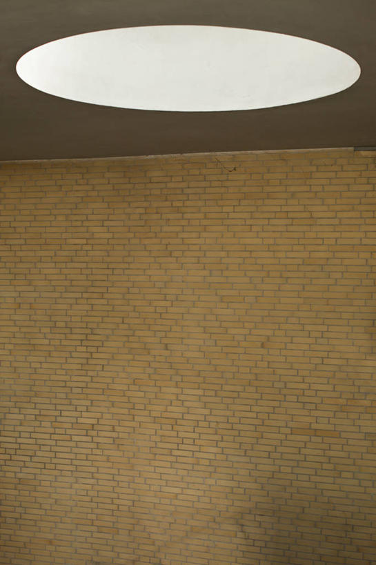 无人,竖图,室内,特写,白天,仰视,静物,照明,阴影,丰富,光线,影子,墙,灯光,褐色,顶灯,墙壁,墙面,灯,白色,灯具,成熟,照亮,照明设备,一盏,谦让,随和,彩图,低角度拍摄