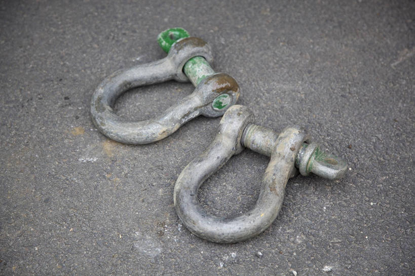 无人,横图,俯视,室外,特写,白天,道路,路,公路,静物,阴影,反射,影子,银色,交通,铁环,锁链,链条,束缚,限制,约束,马路,彩图,高角度拍摄