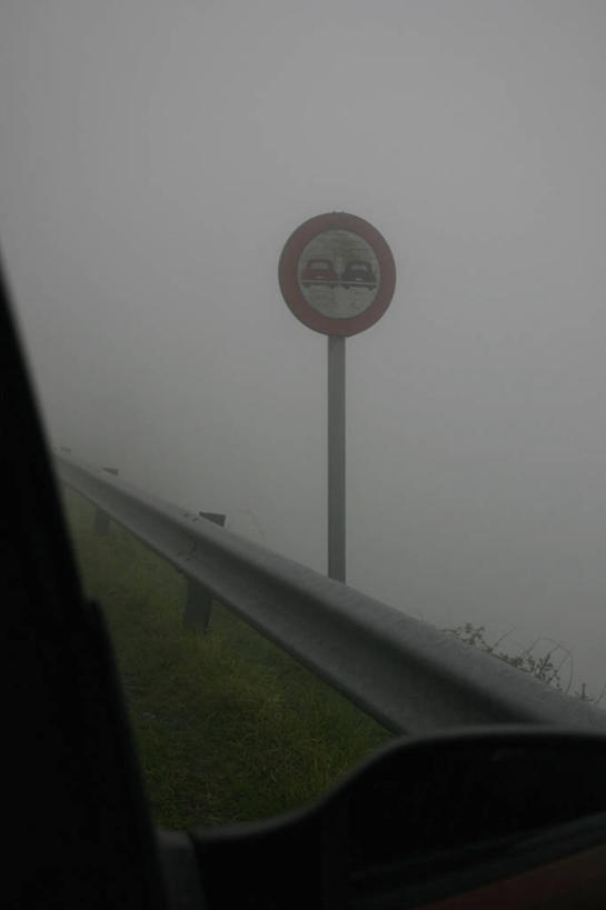 无人,栏杆,竖图,室外,白天,正面,雾,道路,路,公路,汽车,西班牙,欧洲,朦胧,模糊,英文,标志,文字,字符,字母,悬崖,围栏,交通,标识,护栏,车,交通工具,轿车,英文字母,迷雾,南欧,载具,西班牙王国,绝壁,大雾,马路,彩图