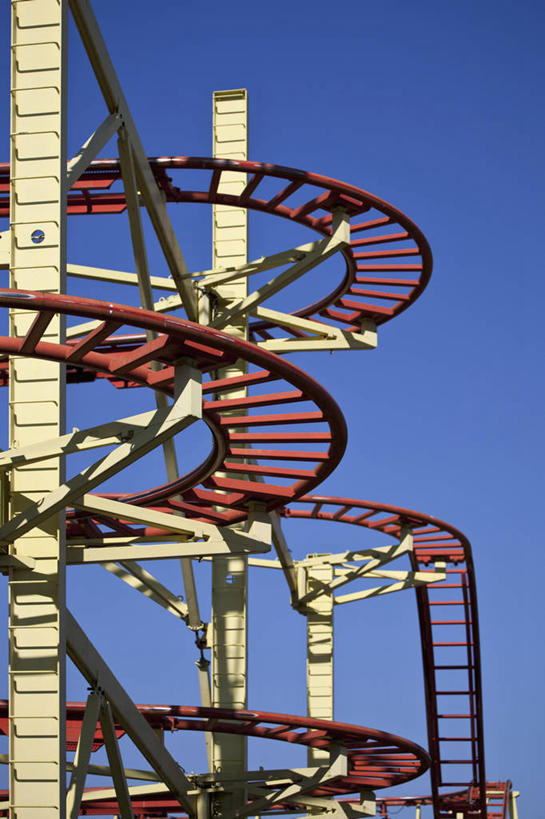 无人,游乐园,竖图,室外,白天,仰视,度假,游戏,美景,城市风光,城市,游乐场,德国,欧洲,阴影,曲折,弯曲,光线,影子,景观,首都,玩,娱乐,柏林,过山车,蓝色,蓝天,天空,阳光,天,享受,休闲,景色,放松,游乐设施,云霄飞车,蜿蜒,晴朗,活动,西欧,发泄,消遣,智力,万里无云,德意志联邦共和国,宣泄,乐园,滑落,游艺设施,柏林州,爬升,倒转,晴空,晴空万里,玩耍,嬉戏,彩图,低角度拍摄