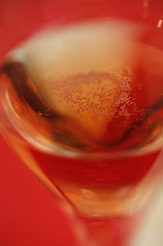 红酒,葡萄酒,无人,竖图,室内,特写,白天,正面,杯子,阴影,朦胧,模糊,反射,高脚杯,影子,红酒杯,酒类,玻璃制品,酒,饮料,一个,酒杯,单个,葡萄酒杯,桃红葡萄酒,玻璃杯,彩图