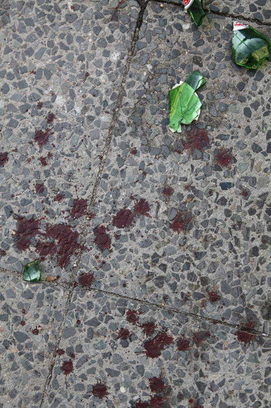 无人,竖图,俯视,室外,特写,白天,建材,建筑,静物,破碎,材料,混凝土,红酒瓶,水泥,玻璃制品,酒瓶,玻璃瓶,瓶子,血液,建造,碎裂,破裂,葡萄酒瓶,分裂,彩图,高角度拍摄,决裂