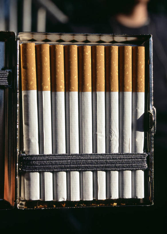 无人,竖图,室外,特写,白天,正面,香烟,金属制品,一排,许多,阴影,朦胧,模糊,整齐,反射,金属,影子,很多,排列,一个,黄色,白色,容器,烟,单个,储藏,铁盒,储存,队列,卷烟,烟草,纸烟,彩图,贮存