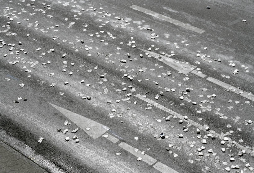 无人,横图,俯视,室外,白天,石头,道路,路,公路,石子,分界线,停车线,交通,凌乱,车行道,车行道分界线,混乱,标线,车行线,纷乱,缭乱,庞杂,石块,马路,彩图,高角度拍摄