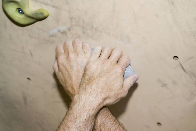 西方人,手,一个人,攀登,交叉,横图,室内,特写,白天,锻炼,旅游,度假,探险,运动,攀岩,石头,欧洲,欧洲人,双手,仅一个男性,仅一个人,握,阴影,反射,石子,影子,墙,岩壁,拿,拿着,娱乐,极限运动,墙壁,墙面,仅一个年轻男性,背面,享受,休闲,手部,爬,放松,握着,室外运动,户外运动,相交,交集,攀岩墙,冒险,体育,男人,男性,年轻男性,白种人,石块,岩石,登山,攀爬,半身,彩图,健身