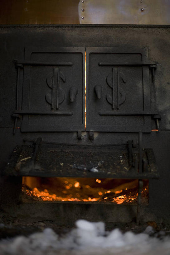 无人,竖图,室内,特写,白天,正面,神秘,热情,钱,美元,静物,火,金属制品,金属,标志,火焰,钱币,文字,美金,燃烧,标识,黑色,橙色,金融,经济,严肃,庄重,锅炉,美圆,流通,贸易,含蓄,沉静,中间色,汽锅,货币,美元符号,现金,彩图