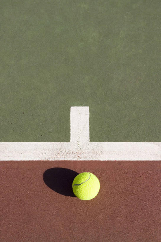 无人,竖图,俯视,室外,特写,白天,网球,静物,阴影,光线,影子,球场,网球场,网球装备,运动器械,场地,一个,绿色,阳光,健身器械,单个,健身器材,网球运动,彩图,高角度拍摄,网球场地,硬地场,运动器材