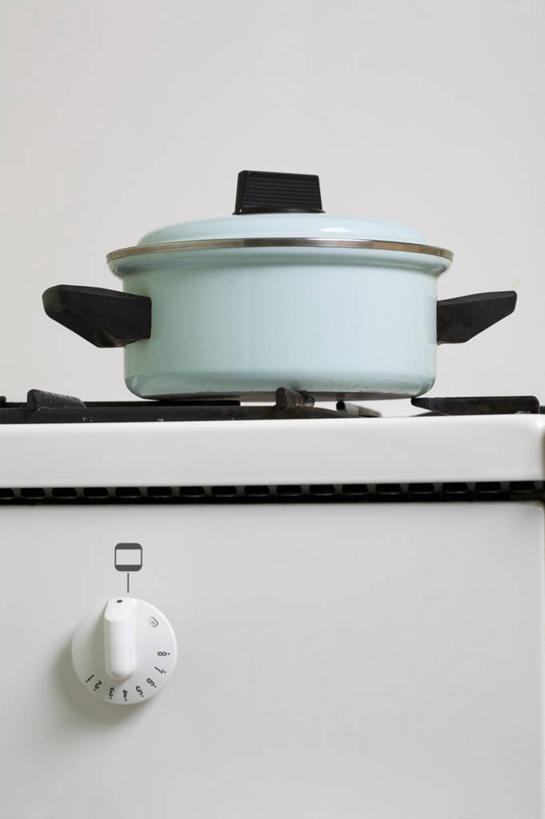 无人,竖图,室内,特写,白天,正面,烹饪,厨房,静物,厨具,金属制品,金属,炖锅,锅子,锅,一个,绿色,单个,锅具,灶具,燃气灶,烹饪用具,燃气具,烹调用具,烹调,彩图,灶间