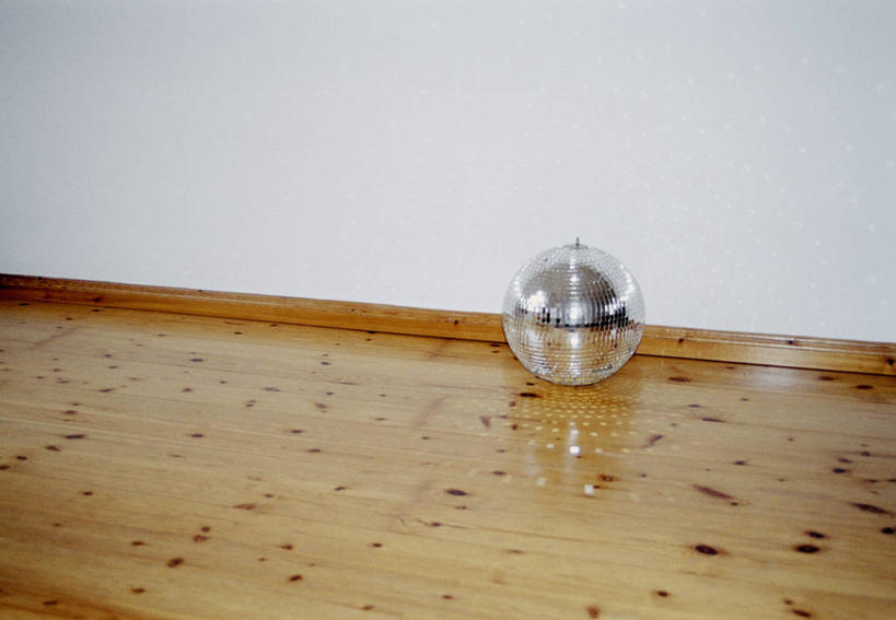 无人,横图,俯视,室内,特写,白天,地板,静物,照明,阴影,反射,影子,墙,灯光,地面,木地板,墙壁,墙面,灯,一个,白色,灯具,单个,照亮,照明设备,迪斯科球,迪斯科灯,镜面球,镜球,舞厅球,彩图,高角度拍摄