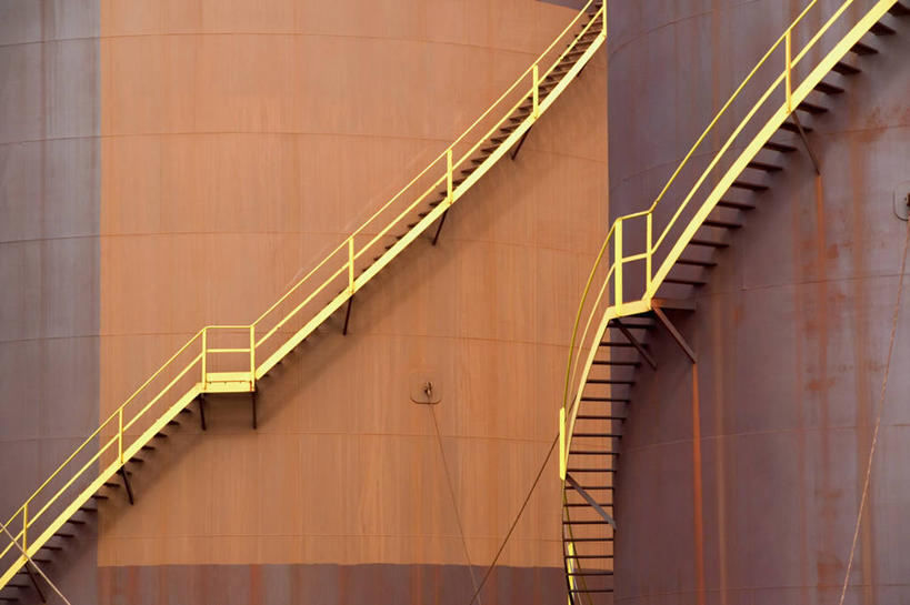 无人,栏杆,横图,室外,白天,正面,楼梯,金属制品,生锈,金属,扶手,阶梯,护栏,台阶,容器,油罐,储油罐,储藏,腐蚀,侵蚀,储存,腐化,锈迹斑斑,存油罐,贮油罐,彩图,贮存