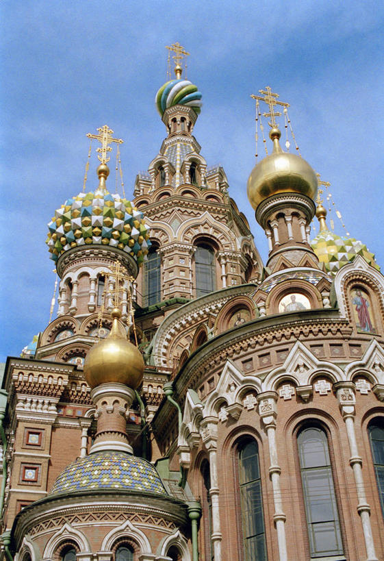 无人,教堂,竖图,室外,白天,仰视,旅游,度假,名胜古迹,标志建筑,地标,建筑,欧洲,俄罗斯,亚洲,阴影,节日,遗迹,光线,影子,云,云朵,云彩,古迹,文化,文物,娱乐,建设,古建筑,蓝色,白云,蓝天,天空,阳光,天,祈祷,享受,休闲,健康,旅游胜地,放松,许愿,宗教,信仰,晴朗,纪念,祈求,基督教,天主教,信念,古文明,首府,圣彼得堡,俄联邦,俄罗斯联邦,彼得格勒,列宁格勒,列宁格勒州,圣彼得堡市,滴血大教堂,滴血教堂,喋血大教堂,喋血教堂,复活大教堂,复活教堂,基督喋血大教堂,基督喋血教堂,基督复活教堂,圣彼得堡滴血大教堂,圣彼得堡滴血教堂,圣彼得堡喋血大教堂,圣彼得堡喋血教堂,平安,晴空,彩图,低角度拍摄,大教堂,礼拜堂