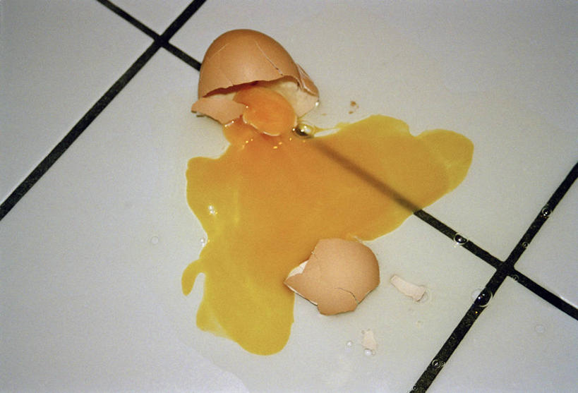 无人,横图,俯视,室内,特写,白天,阴影,破碎,反射,瓷砖,地砖,影子,蛋,蛋黄,鸡蛋,地面,一只,黄色,白色,碎裂,破裂,分裂,草鸡蛋,卵,彩图,高角度拍摄,决裂