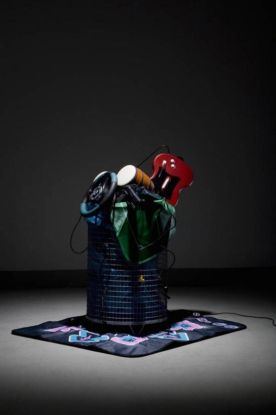 无人,竖图,室内,夜晚,正面,一堆,许多,阴影,堆叠,堆积,反射,影子,电吉他,鼓,架子鼓,乐器,弦乐器,很多,凌乱,堆,打击乐器,混乱,弹拨弦鸣乐器,爵士鼓,纷乱,缭乱,庞杂,彩图,弹拨弦乐器