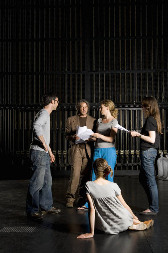 西方人,背部,伙伴,朋友,演员,导演,电影明星,舞台,站,坐,说,竖图,室内,白天,正面,讨论,友谊,合作,团队,剧院,欧洲,欧洲人,握,服装,许多人,拿,拿着,注视,休闲装,衣服,观察,看,站着,一群人,休闲,休闲服,战略,握着,服饰,观看,察看,关注,剧本,联合,合谋,交流,配合,协作,男人,男性,年轻男性,年轻女性,女人,女性,中年男性,中年女性,白种人,电影导演,影视明星,表演台,沟通,讲话,交谈,商讨,说话,谈话,站立,坐着,彩图,全身,剧场,脚本