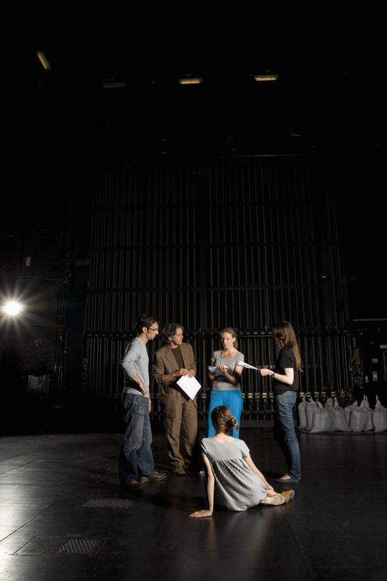 西方人,背部,伙伴,朋友,演员,导演,电影明星,舞台,站,坐,说,竖图,室内,白天,正面,讨论,友谊,合作,团队,剧院,照明,欧洲,欧洲人,握,阴影,服装,光线,影子,灯光,许多人,拿,拿着,注视,休闲装,灯,衣服,灯具,观察,看,站着,一群人,休闲,休闲服,战略,握着,服饰,观看,聚光灯,照亮,察看,照明设备,关注,剧本,联合,合谋,交流,配合,协作,男人,男性,年轻男性,年轻女性,女人,女性,中年男性,中年女性,白种人,电影导演,影视明星,表演台,沟通,讲话,交谈,商讨,说话,谈话,站立,坐着,彩图,全身,剧场,脚本