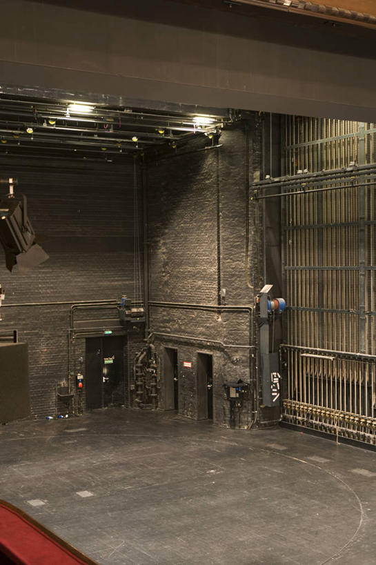 无人,舞台,竖图,室内,白天,正面,剧院,照明,阴影,光线,影子,灯光,顶灯,灯,灯具,照亮,照明设备,表演台,彩图,剧场