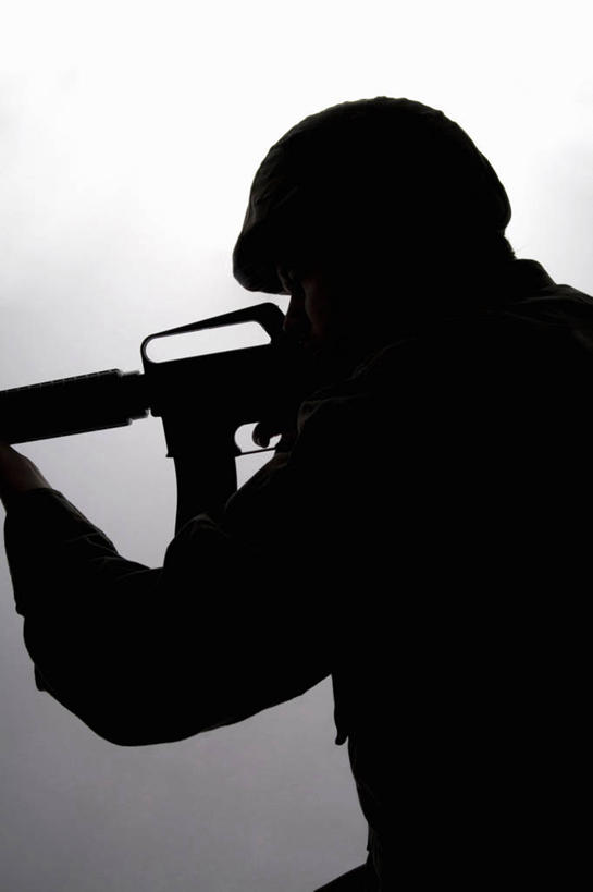 西方人,一个人,站,竖图,黑白,室外,白天,侧面,竞争,帽子,欧洲,欧洲人,仅一个男性,仅一个人,士兵,对抗,握,冲突,枪支,头盔,背光,拿,拿着,破坏,仅一个年轻男性,安全帽,站着,武器,战争,握着,手枪,损坏,攻击,威胁,对立,矛盾,兵器,迷彩服,军服,防御,逆光,枪械,来福枪,来复枪,弹夹,敌对,挫败,斗争,抗拒,抗衡,杀伤,威慑,兵士,子弹夹,伪装服,野战服,作战服,危险,男人,男性,年轻男性,白种人,站立,半身