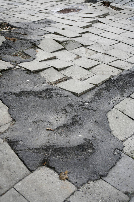 无人,竖图,俯视,室外,白天,石头,道路,路,破碎,石子,小路,交通,破坏,破损,损坏,碎裂,破裂,分裂,石块,彩图,高角度拍摄,决裂