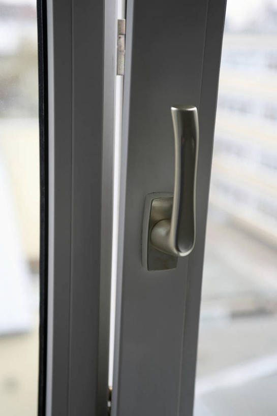 无人,竖图,室内,特写,白天,正面,窗户,静物,金属制品,阴影,朦胧,模糊,反射,金属,影子,玻璃窗,把手,拉手,彩图