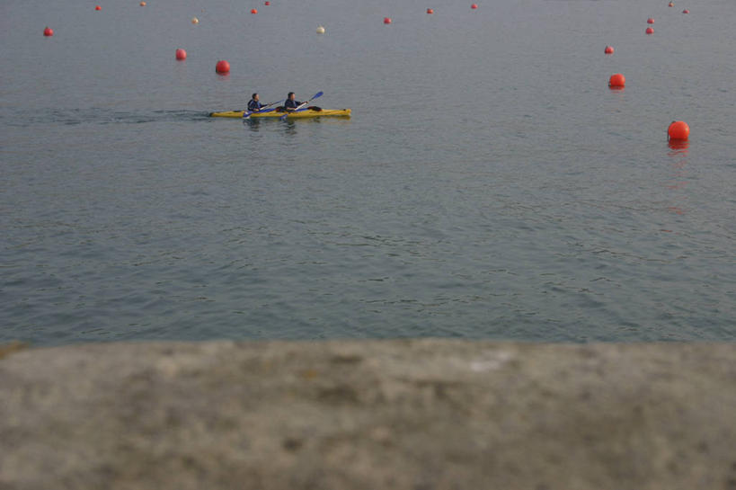 划船,皮划艇,西方人,两个人,伙伴,朋友,坐,横图,俯视,室外,白天,旅游,度假,友谊,河流,美景,沙滩,水,船,欧洲,欧洲人,波纹,飞溅,服装,溅,标志,船桨,沙子,液体,河岸,河水,河滩,景观,水滴,水流,沙地,注视,休闲装,娱乐,标识,水珠,衣服,水纹,自然,船尾波,交通工具,波浪,观察,看,享受,休闲,休闲服,景色,放松,服饰,浮标,观看,察看,关注,喷洒,自然风光,载具,航标,荡舟,友情,年轻女性,女人,女性,白种人,坐着,彩图,高角度拍摄,全身,航行标志,助航标志