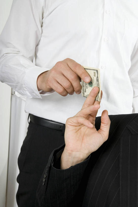 西方人,手,两个人,服务员,竖图,室内,特写,白天,正面,工作服,制服,钱,美元,欧洲,欧洲人,握,钱币,美金,拿,拿着,顾客,手部,握着,钞票,金融,纸币,经济,美圆,小费,流通,纸钞,贸易,工作制服,主顾,货币,现金,男人,男性,中年男性,白种人,服务生,侍者,半身,彩图,工作套服