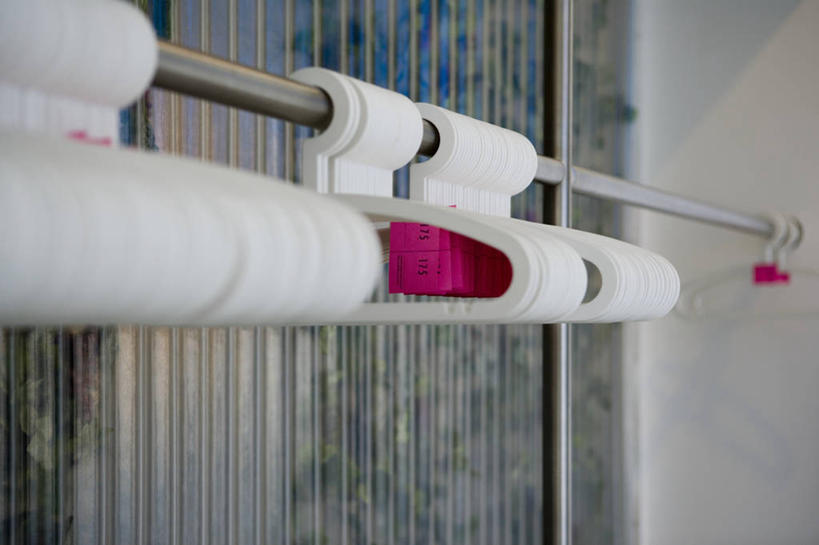 无人,横图,室内,特写,白天,正面,柜子,静物,金属制品,一排,许多,整齐,金属,塑料,很多,排列,白色,夹子,塑料制品,衣橱,队列,衣夹,更衣橱,杆子,彩图