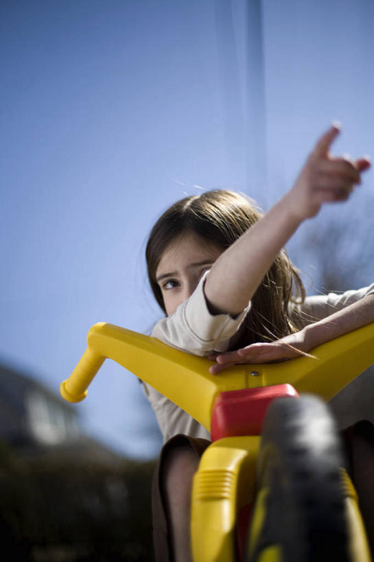 西方人,儿童,一个人,坐,竖图,室外,白天,仰视,游戏,纯洁,玩具,欧洲,欧洲人,仅一个女性,仅一个人,指,阴影,服装,朦胧,模糊,光线,影子,三轮车,玩,注视,指点,休闲装,娱乐,车,脚踏车,小孩,衣服,蓝色,蓝天,天空,阳光,交通工具,天,观察,看,仅一个小孩,休闲,休闲服,可爱,童年,童趣,益智,服饰,晴朗,观看,活动,察看,指向,发泄,关注,消遣,智力,载具,儿童车,童真,烂漫,无邪,万里无云,宣泄,天真,女孩,女人,女性,白种人,孩子,晴空,晴空万里,玩耍,嬉戏,坐着,半身,彩图,低角度拍摄,儿童三轮车,女生