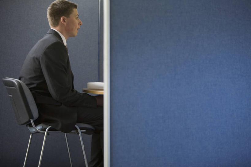 西方人,一个人,商务人士,商务男性,办公室,坐,横图,室内,白天,侧面,衬衫,家具,桌子,椅子,欧洲,欧洲人,仅一个男性,仅一个人,套装,办公桌,墙,注视,墙壁,墙面,仅一个年轻男性,会议椅,观察,看,观看,面试,办公椅,察看,关注,商务装,工薪阶层,办公家具,商务椅,培训椅,男人,男性,年轻男性,白种人,白领,上班族,坐着,半身,彩图,衬衣