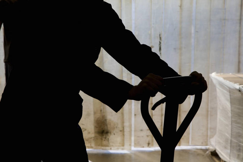 西方人,一个人,工厂,站,横图,室内,白天,工作服,制服,欧洲,欧洲人,仅一个男性,仅一个人,仅一个中年男性,一排,握,服装,整齐,背光,拿,仓库,拿着,排列,工人,背面,衣服,容器,站着,握着,服饰,储藏,堆,固定,衣着,储存,穿着,队列,逆光,工作制服,衣饰,男人,男性,中年男性,白种人,站立,半身,彩图,工作套服,工地,制造厂,货盘,贮存