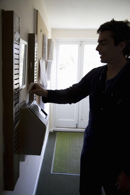 西方人,一个人,站,竖图,室内,白天,侧面,机器,欧洲,欧洲人,仅一个男性,仅一个人,仅一个中年男性,握,服装,墙,拿,拿着,注视,休闲装,墙壁,墙面,衣服,观察,看,站着,休闲,休闲服,握着,服饰,观看,察看,关注,登记,打卡,男人,男性,中年男性,白种人,站立,半身,彩图,打卡器