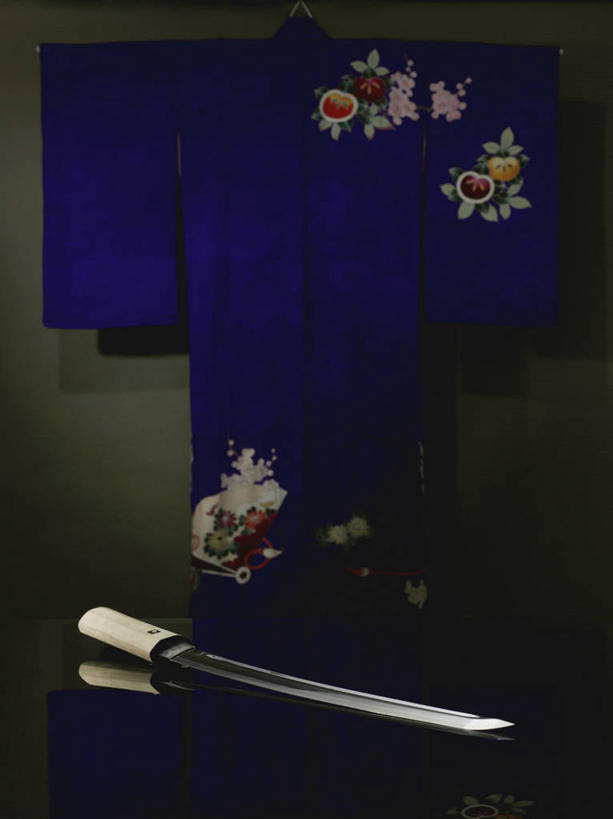 无人,竖图,室内,特写,白天,正面,民族服装,竞争,静物,一把,对抗,和服,服装,冲突,武士刀,刀具,破坏,衣服,蓝色,刀,武器,战争,服饰,损坏,攻击,威胁,衣着,穿着,对立,矛盾,兵器,防御,日本刀,吴服,唐草,唐花,唐锦,敌对,挫败,斗争,抗拒,抗衡,冷兵器,凶器,杀伤,威慑,东洋刀,东瀛刀,日本武士刀,衣饰,危险,彩图,传统服装,民俗服
