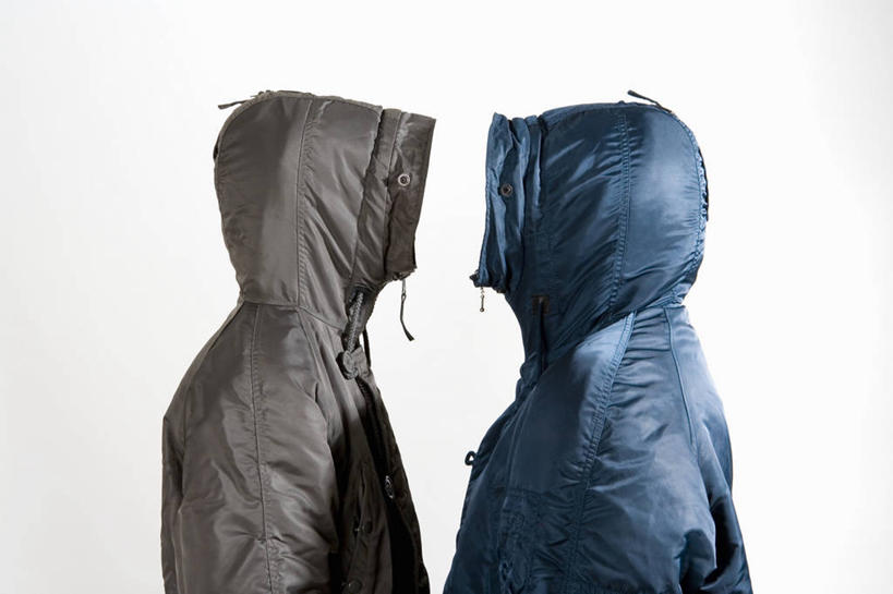 西方人,两个人,站,横图,室内,白天,白色背景,侧面,欧洲,欧洲人,服装,休闲装,相视,衣服,蓝色,灰色,站着,休闲,面对面,休闲服,摄影,服饰,影棚,对视,互视,相对,相看,男人,男性,中年男性,白种人,站立,半身,彩图,影棚拍摄,拍摄