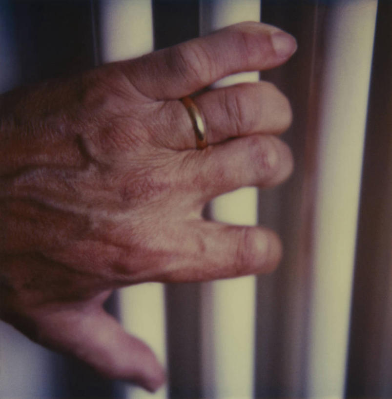 西方人,手,一个人,栏杆,竖图,室内,特写,白天,正面,爱情,欧洲,欧洲人,仅一个男性,仅一个人,仅一个中年男性,握,朦胧,模糊,围栏,浪漫,拿,拿着,护栏,装饰品,戒指,饰品,首饰,手部,恩爱,握着,单手,信物,散热,权利,手饰,男人,男性,中年男性,白种人,半身,彩图,CPU散热器,热管散热器,散热器