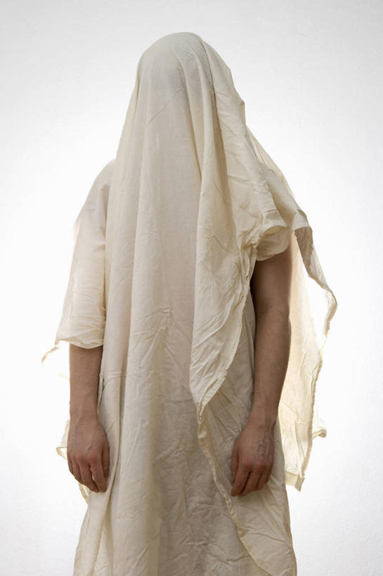 西方人,一个人,站,竖图,室内,白天,白色背景,正面,民族服装,纺织品,欧洲,欧洲人,仅一个女性,仅一个人,服装,亚麻布,布,织物,衣服,站着,仅一个中年女性,摄影,服饰,影棚,布匹,衣着,穿着,鬼怪,衣饰,妆扮,女人,女性,中年女性,白种人,站立,半身,彩图,影棚拍摄,传统服装,民俗服,打扮,装扮,拍摄