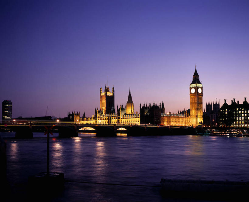 无人,横图,室外,夜晚,正面,旅游,度假,河流,石头,名胜古迹,水,标志建筑,地标,建筑,路灯,照明,英国,欧洲,伦敦,阴影,波纹,遗迹,时间,光线,石子,时钟,影子,河水,水流,钟楼,桥,灯光,涟漪,首都,计时,古迹,文物,娱乐,建设,古建筑,石桥,大本钟,大笨钟,威斯敏斯特宫,国会大厦,拱桥,栈桥,灯,倒影,水纹,钟表,波浪,享受,休闲,表,旅游胜地,放松,拱形,人行桥,石拱桥,照亮,倒映,照明设备,西欧,大不列颠,古文明,威斯敏斯特市,国会大楼,大不列颠及北爱尔兰联合王国,英国议会大厦,水晕,议会大厦,议会大楼,首都大厦,州议会大厦,州政府,州会议厅,塔钟,大不列颠联合王国,日不落英帝国,雾都,反照,威斯敏斯特跨河大桥,西敏寺大桥,威斯敏斯特宫报时钟,伊丽莎白塔,钟,石块,彩图