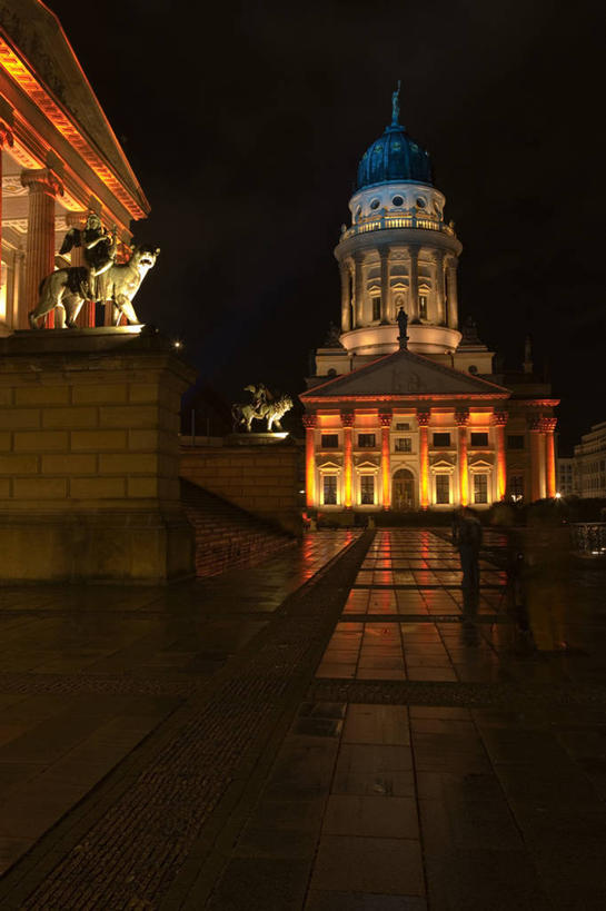 无人,家,竖图,室外,夜晚,正面,旅游,度假,名胜古迹,标志建筑,地标,建筑,剧院,路灯,照明,雕塑,德国,欧洲,阴影,遗迹,艺术,装饰,光线,雕刻,雕像,影子,房屋,屋子,公寓,灯光,首都,古迹,文物,娱乐,建设,古建筑,洋房,楼房,柏林,住宅,灯,工艺品,享受,休闲,旅游胜地,放松,纪念,照亮,美术,照明设备,西欧,主题,陈列,古文明,德意志联邦共和国,功能,美学,柏林州,近卫骑兵露天市集,彩图,房子,剧场