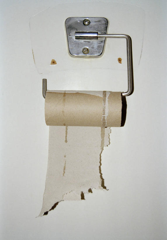 无人,竖图,室内,特写,白天,白色背景,正面,生活用品,卫生间,洗手间,静物,阴影,反射,影子,纸,墙,墙壁,墙面,白色,纸巾,日用品,卫生纸,公厕,公共厕所,卷纸架,卷纸器,生活用纸,厕所,彩图