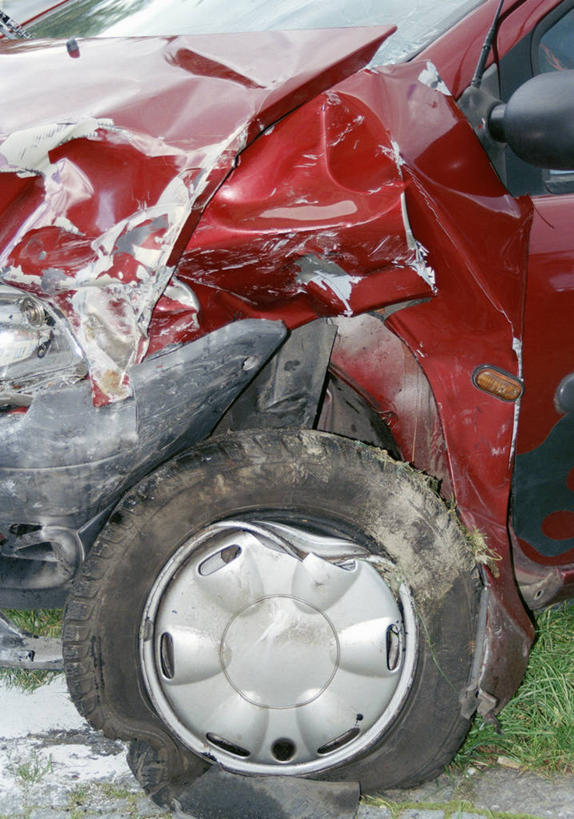 无人,竖图,俯视,室外,特写,白天,草地,草坪,植物,窗户,汽车,一辆,玻璃窗,车,草,红色,绿色,黑色,车窗,轮胎,交通工具,轿车,橡胶,灾难,载具,毁灭,橡胶制品,车胎,劫难,磨难,灾祸,消灭,扑灭,覆灭,彩图,高角度拍摄,外胎,灾害