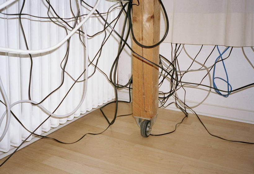 无人,横图,室内,特写,白天,正面,地板,桌子,静物,许多,电力,电线,线,墙,地面,电能,很多,凌乱,线路,书桌,木地板,墙壁,墙面,课桌,电,电源,电源线,散热,混乱,能量,纷乱,缭乱,庞杂,彩图,CPU散热器,热管散热器,散热器