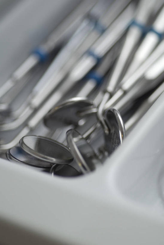 无人,竖图,俯视,室内,特写,白天,纯洁,静物,金属制品,一排,许多,阴影,朦胧,模糊,整齐,并列,并排,反射,金属,影子,银色,很多,排列,信仰,医疗设备,队列,高贵,医疗器械,平行,医疗工具,雅致,探针,彩图,高角度拍摄