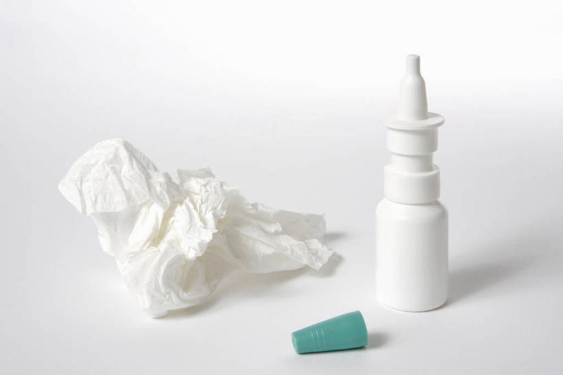 无人,横图,室内,特写,白天,白色背景,正面,生活用品,桌子,静物,阴影,反射,药剂,影子,纸,一个,瓶子,塑料制品,纸巾,日用品,塑料瓶,治疗,保健,摄影,影棚,单个,卫生纸,药物,医疗,预防,眼药水,生活用纸,彩图,影棚拍摄,拍摄