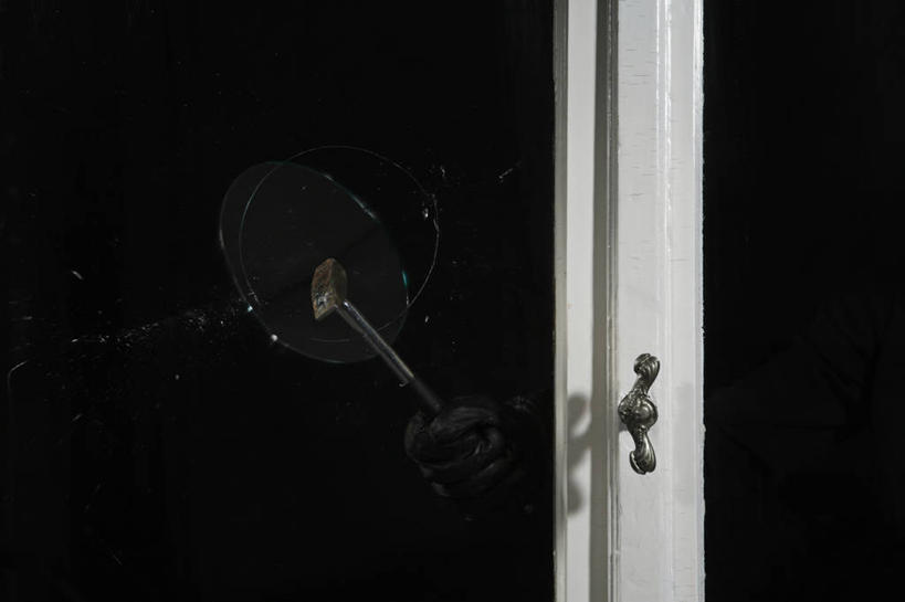 西方人,手,一个人,横图,室内,夜晚,正面,窗户,欧洲,欧洲人,仅一个男性,仅一个人,仅一个中年男性,敲打,握,锤子,工具,榔头,拿,拿着,玻璃窗,一个,手套,手部,握着,单个,单手,五金,犯罪,变形,紧固,矫正,塑形,盗窃,偷窃,牢固,小偷,窃贼,盗贼,贼,偷盗,男人,男性,中年男性,白种人,半身,彩图