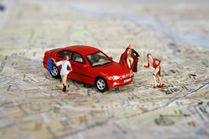 无人,四个人,站,横图,俯视,室内,白天,道路,汽车,静物,地图,雕塑,一辆,阴影,服装,朦胧,模糊,艺术,装饰,反射,信息,雕刻,雕像,影子,交通,方向,手叉腰,车,衣服,红色,工艺品,交通工具,轿车,叉腰,站着,服饰,引导,指引,纪念,美术,衣着,穿着,载具,主题,陈列,功能,美学,衣饰,妓女,年轻女性,女人,女性,站立,彩图,高角度拍摄,全身,导航