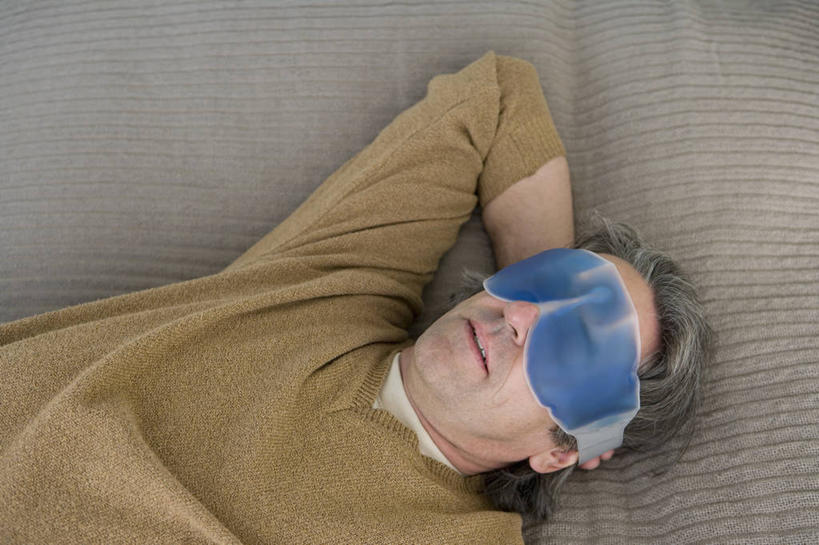 西方人,一个人,躺,闭眼,睡,横图,俯视,室内,白天,床,卧室,欧洲,欧洲人,仅一个男性,仅一个人,仅一个中年男性,服装,双人床,床单,休闲装,被子,衣服,休闲,休闲服,眼罩,遮,遮掩,服饰,掩盖,被单,遮挡,遮盖,掩饰,卧着,男人,男性,中年男性,白种人,闭眼睛,闭着眼,闭着眼睛,困,困觉,寝息,睡觉,躺着,卧,半身,彩图,高角度拍摄,睡房,卧房,睡眠眼罩,遮光眼罩