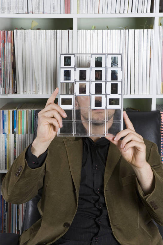 西方人,一个人,商务人士,商务男性,办公室,坐,竖图,室内,白天,正面,衬衫,阅读,柜子,杂志,椅子,欧洲,欧洲人,仅一个男性,仅一个人,仅一个中年男性,握,学习,套装,材料,档案,文件,拿,拿着,注视,会议椅,资料,观察,看,读书,浏览,握着,观看,办公椅,底片,幻灯片,察看,关注,文档,商务装,胶片,档案柜,工薪阶层,商务椅,培训椅,菲林,男人,男性,中年男性,白种人,白领,上班族,坐着,半身,彩图,衬衣,正片