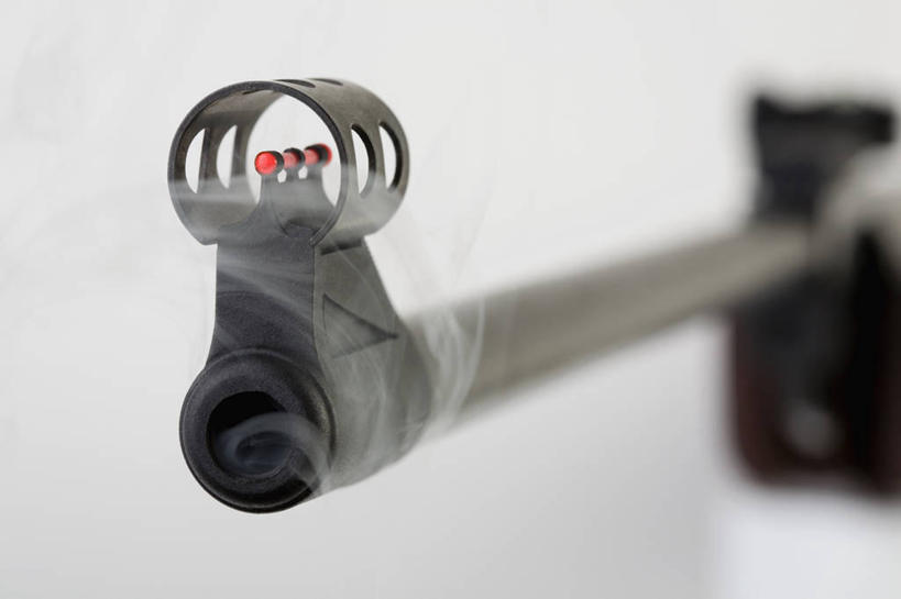 无人,横图,室内,特写,白天,白色背景,正面,竞争,静物,一把,对抗,朦胧,模糊,冲突,枪支,烟雾,破坏,武器,战争,摄影,手枪,影棚,损坏,攻击,威胁,对立,矛盾,兵器,对准,瞄准,防御,枪械,来福枪,来复枪,弹夹,敌对,挫败,斗争,抗拒,抗衡,杀伤,威慑,子弹夹,危险,彩图,影棚拍摄,拍摄